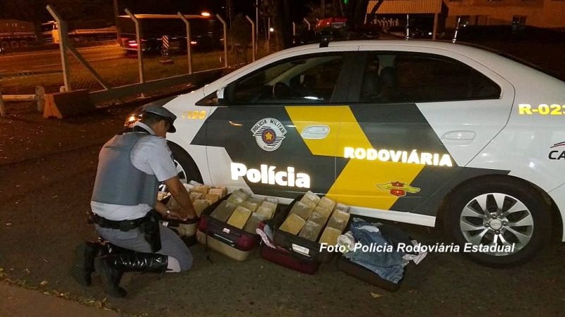 Polícia Rodoviária apreende 49 tabletes de pasta base de cocaína em