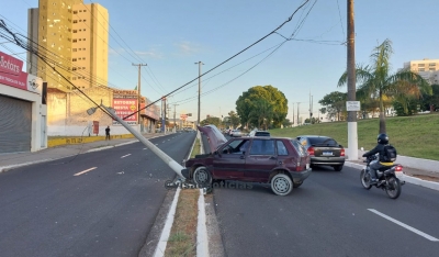 Carro bate em poste na av Tiradentes e motorista foge Visão Notícias