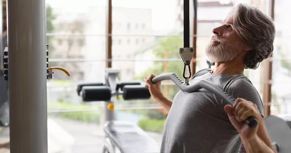 Musculação ajuda a prevenir demência em idosos, aponta estudo da Unicamp