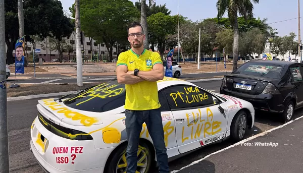 Após pichação, candidato expõe carro alertando sobre intolerância política