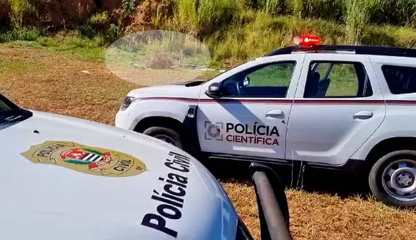 Corpo em estado de decomposição é encontrado escondido debaixo de colchão em terreno baldio em Marília