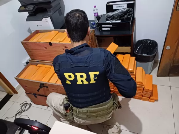 PRF prende casal com 245 quilos de maconha