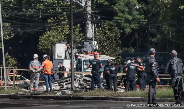 Duas pessoas morrem após avião cair sobre ônibus em São Paulo