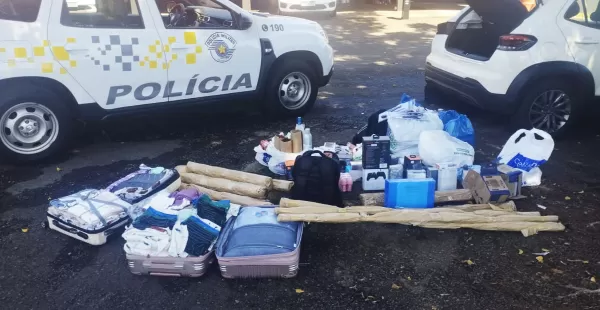 Carro lotado de contrabando é apreendido pela Polícia Rodoviária