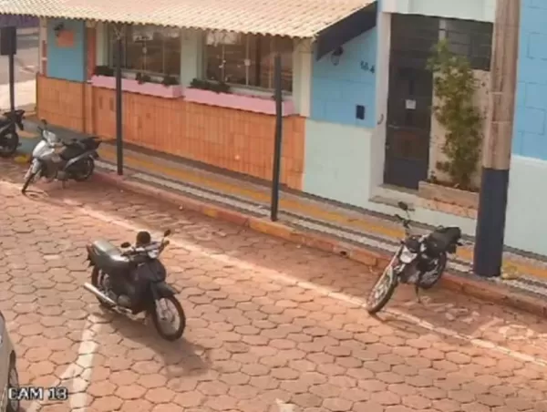 Vídeo flagra criança furtando motocicleta em pleno dia