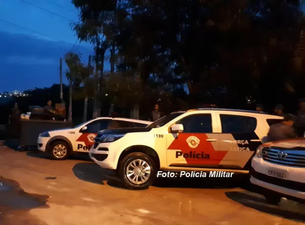 Para não deixar mãe sozinha, rapaz luta com policiais militares