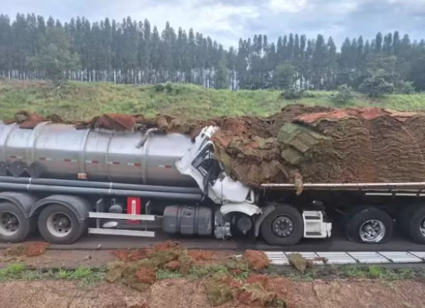 Caminhoneiro morre após grave acidente entre carreta e caminhão