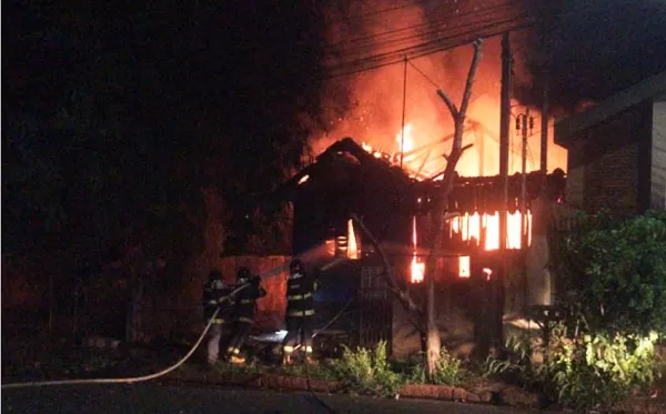 Casa de homem acusado de matar e esquartejar criança de 10 anos é incendiada. Suspeito é preso