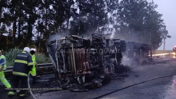 Carreta tomba, pega fogo e mata dois ocupantes na SP-333 