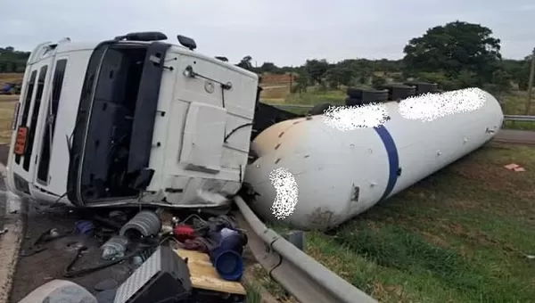 Carreta carregada de gás de petróleo tomba e interdita alça de acesso à SP-333