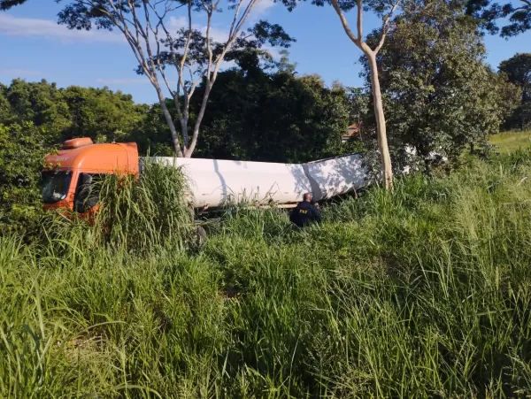 Carreta com placa de motocicleta é descoberta após acidente na BR-153