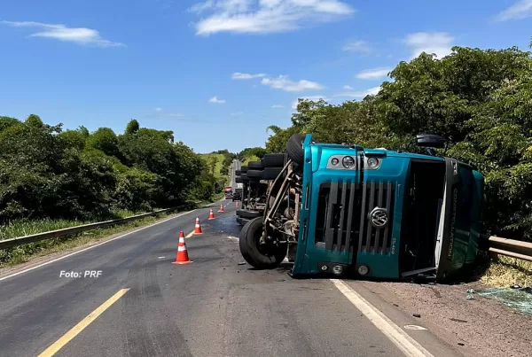 Acidente com carreta complica tráfego de veículos na BR-153 próximo a Marília também agora à noite