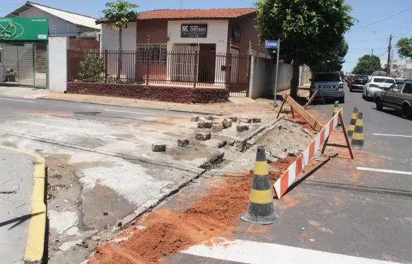 Obras em cruzamento interdita trecho de importante via pública em Marília