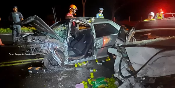 Colisão frontal deixa quatro pessoas feridas na SP-294