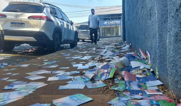 "Santinhos" de candidatos ainda causam muita sujeira em Marília e região