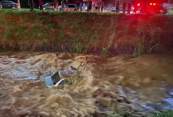 Bombeiros resgatam 3 pessoas após carro cair em córrego na região