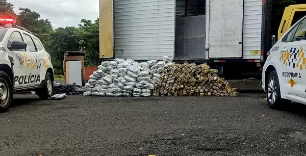 Polícia Rodoviária apreende até haxixe marroquino entre 440 kg de drogas em caminhão