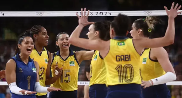 Brasil vence República Dominicana e vai à semifinal no vôlei feminino