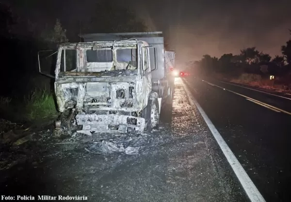 Motociclista morre carbonizado após bater em caminhão