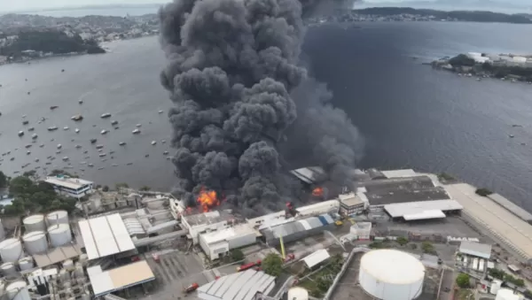 Incêndio atinge fábrica de fantasias de carnaval no Rio de Janeiro