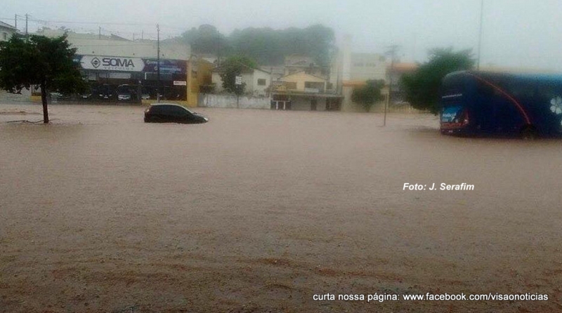 Chuva Forte: Rio Transborda e Alaga Ruas em várias Cidades da Região  Nordeste de Minas.  Chuva Forte: Rio Transborda e Alaga Ruas em várias  Cidades da Região Nordeste de Minas. Balanço