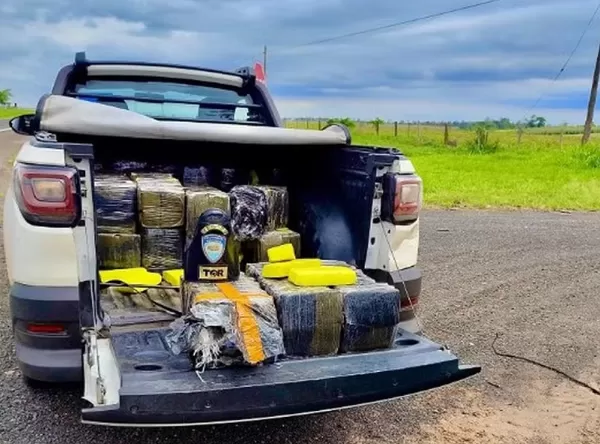 Moça é presa transportando 380 quilos de maconha na SP-333