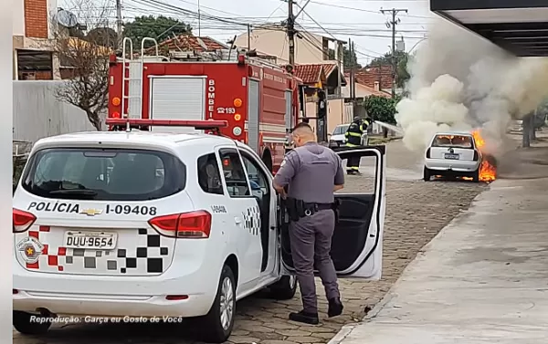 Carro é destruído por incêndio. Dono tinha comprado há pouco tempo e ficou no prejuízo