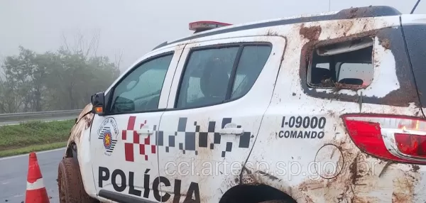 Muita chuva! Viatura da Polícia Militar capota na SP-294