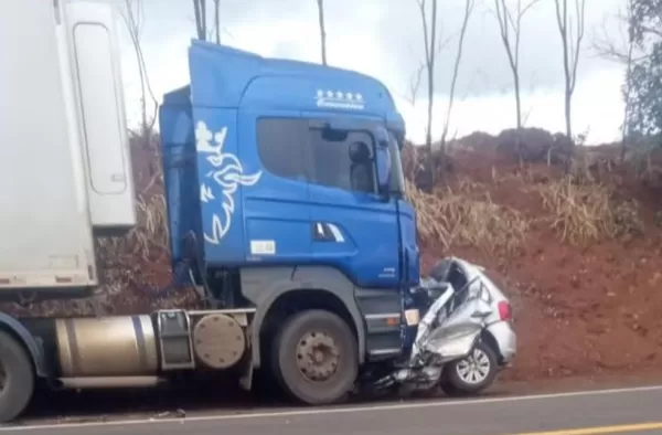 Carro é ‘engolido’ por carreta em acidente; dois morrem