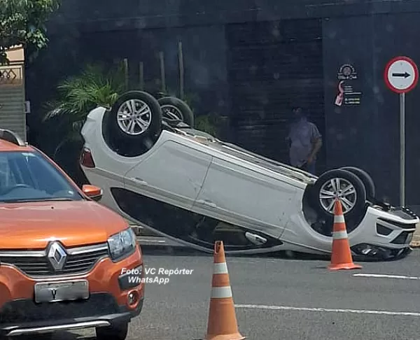 Carro fica de rodas para cima após acidente em Marília