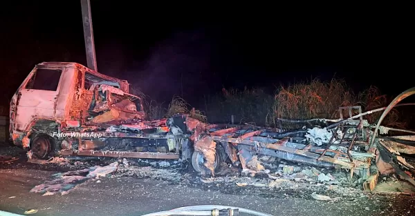 Caminhão tem pane elétrica, pega fogo e acaba destruído próximo a Marília