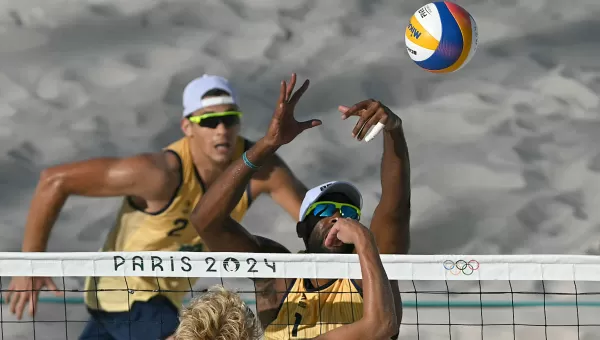 Olimpíadas: Evandro e Arthur são eliminados no vôlei de praia