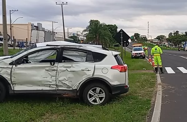 Mulher morre em acidente na SP-294 envolvendo carreta de Marília 