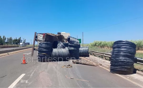 Caminhão tomba e interdita a rodovia SP-333