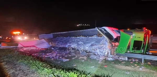 Carreta carregada com frango tomba na SP-333 em Marília