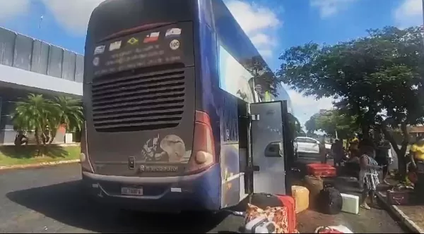 Perigo na rodovia: ônibus clandestino, com risco de tombar, é apreendido na BR-153