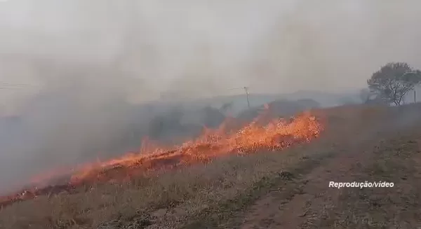 Incêndio próximo à estação de captação de água interrompe abastecimento em Marília