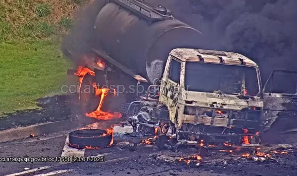 Caminhão-tanque é destruído por incêndio na SP-333 próximo a Marília