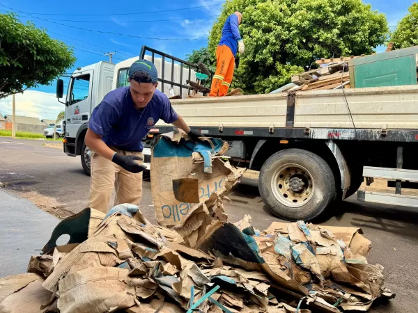 Contra a dengue: mutirão de limpeza prossegue no bairro Costa e Silva, em Marília