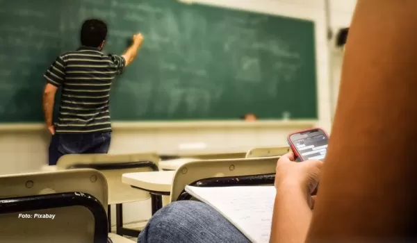 Sancionada lei que restringe uso de celular em escolas