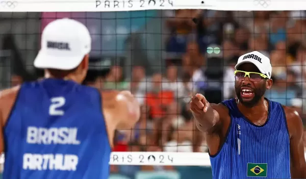 Evandro e Arthur Lanci avançam para quartas do vôlei de praia