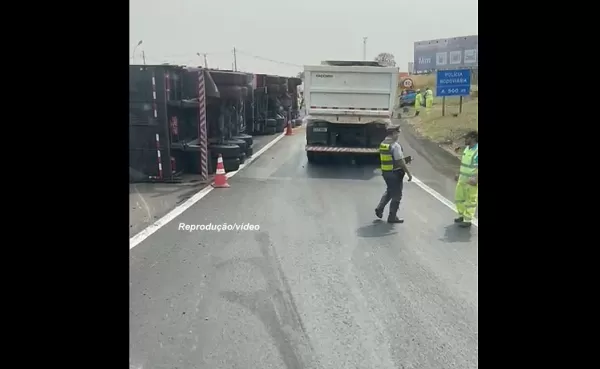 Carreta tomba na rodovia do Contorno em Marília