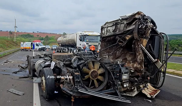 Cabine de veículo quase é arrancada após colisão entre carretas em Marília