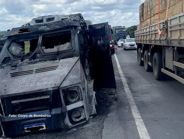 Incêndio em veículo de transporte de valores na BR-153 assusta motoristas e mobiliza Bombeiros