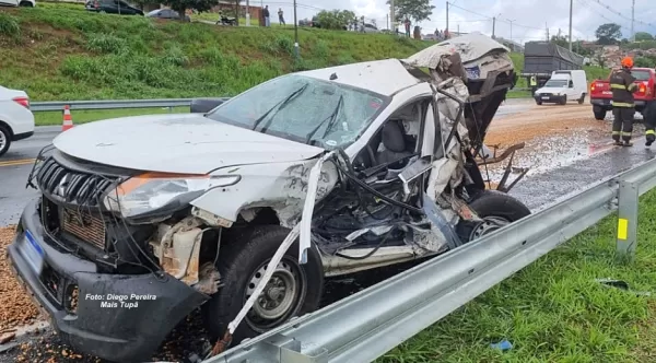 Caminhonete de Prefeitura se envolve em grave acidente na SP-294