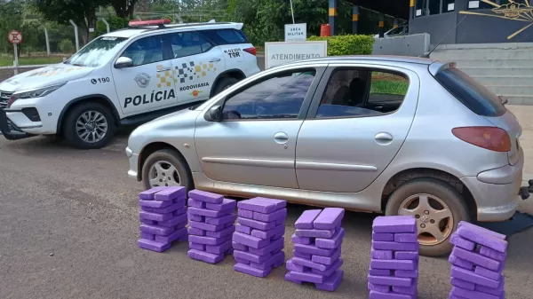 Traficante transporta quase 100 quilos de maconha em sacos de ração