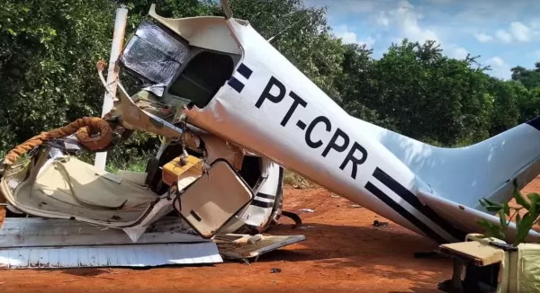 Avião com meia tonelada de cocaína é interceptado pela FAB, cai e fica destruído