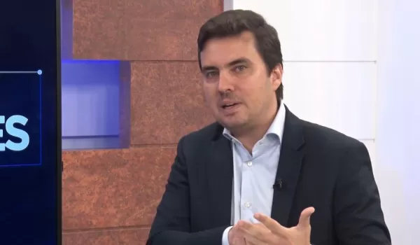 Vinicius Camarinha participa de entrevista na Record nesta quinta-feira