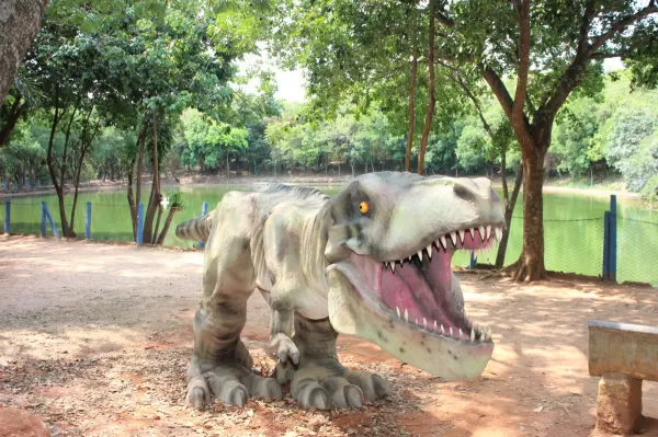 Bosque de Marília recebe mais duas réplicas de dinossauros