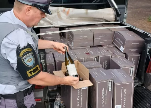 Polícia Rodoviária apreende quase 300 garrafas de vinho contrabandeadas